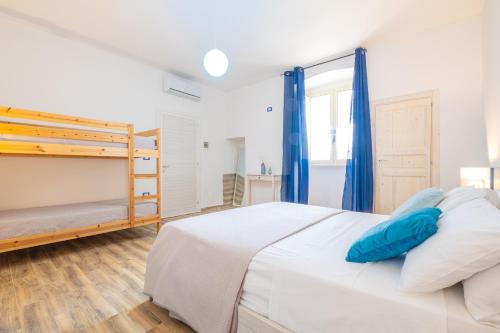 - une chambre avec un lit et des lits superposés dans l'établissement Villetta Othoni - Torre San Giovanni, à Torre San Giovanni
