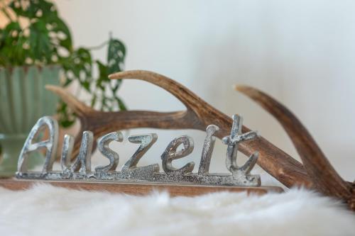 a metal sign with the word stress on a table at Chiemgauloft , 5 Sterne Ferienwohnung am Chiemsee in Übersee