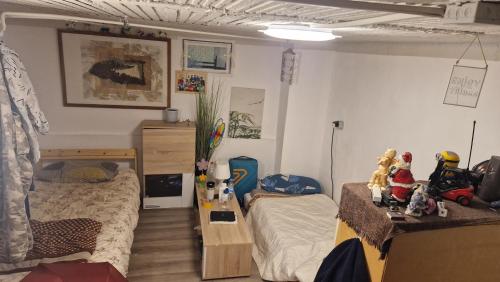 a bedroom with two beds and a desk with toys at Rathenaustraße in Berlin