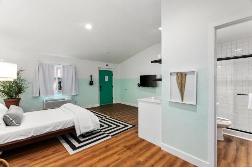 een slaapkamer met een bed en een badkamer met een bad bij Scottsdale - 445 N Arizona Ave Unit 15 in Chandler