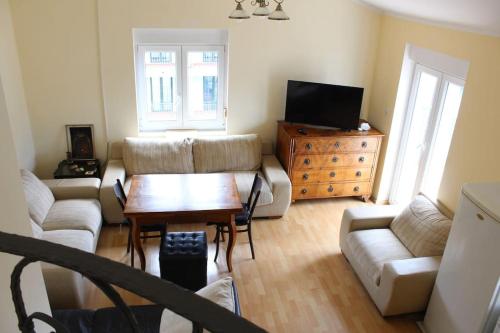 2-level apartment with terraces by the sea