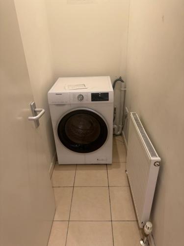 a washer and dryer in a small room at HANDOVER 2 in London