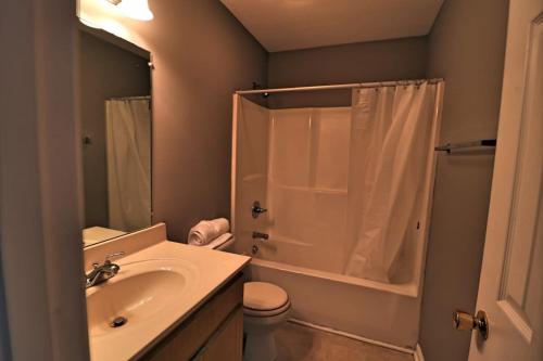 a bathroom with a shower and a sink and a toilet at Beautiful cul-de-sac home!!! with a FENCED IN YARD! in Clarksville