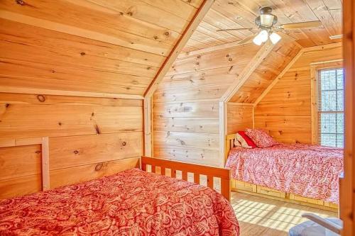1 Schlafzimmer mit 2 Betten in einer Holzhütte in der Unterkunft The perfect hideaway just outside of Algood and minutes to Cookeville!!! in Cookeville