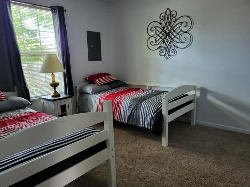 1 dormitorio con 2 camas y ventana en Welcome Home to this 2 bedroom 1 bath apartment near TTU, en Cookeville