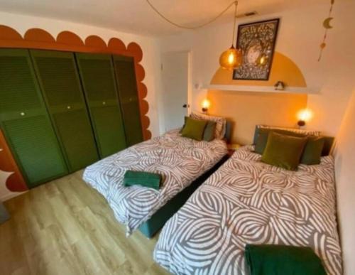 謝菲爾德的住宿－K Suites - Park Grange Croft，卧室内两张并排的床