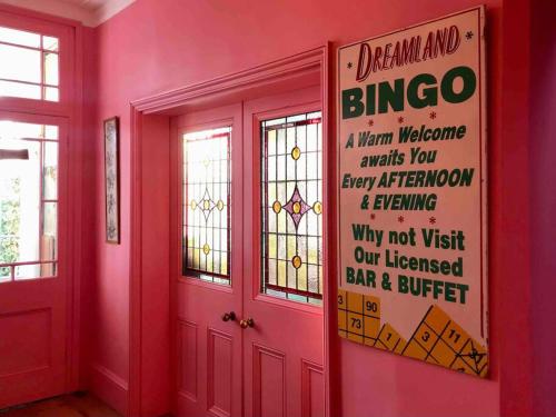 Πιστοποιητικό, βραβείο, πινακίδα ή έγγραφο που προβάλλεται στο Beautiful Beachfront Townhouse