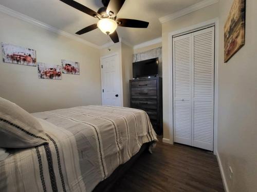 una camera da letto con un letto e un ventilatore a soffitto di Country Roads 1BR apartment near TTU & downtown a Cookeville