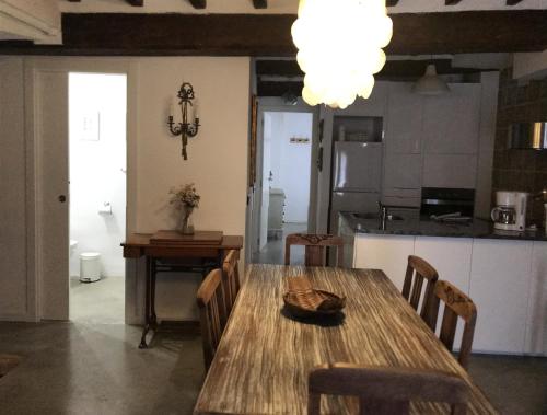 une salle à manger avec une table en bois et une cuisine dans l'établissement HAPPYVILA Apartments, à La Vila Joiosa