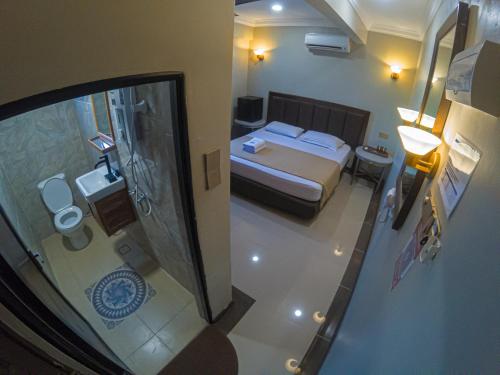 Habitación pequeña con cama y baño. en Najmi Inn Hotel, 
