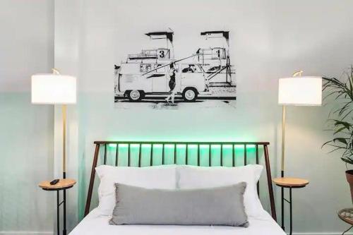 una cama con dos lámparas y una foto de un camión en Scottsdale - 445 N Arizona Ave Unit 2 en Chandler