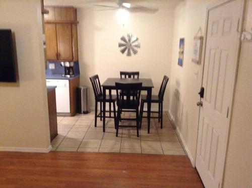 uma sala de jantar com mesa e cadeiras e uma cozinha em 1 Bedroom Apartment for you! Next to Fort Sill em Lawton