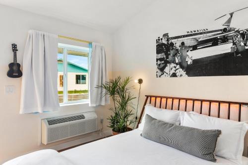 1 dormitorio con cama y ventana en Scottsdale - 445 N Arizona Ave Unit 13 en Chandler