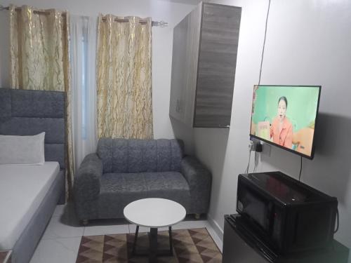 sala de estar con sofá y TV en Hmy en Mombasa