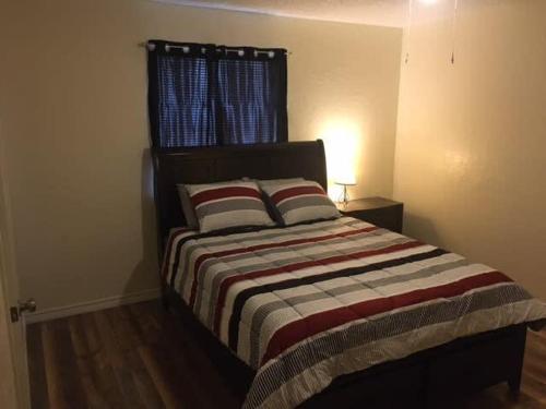 um quarto com uma cama com duas almofadas em Close to Fort Sill Upstairs 1 bedroom apartment em Lawton