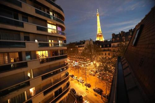 パリにあるCozy Eiffel Tower View Apartmentの夜のエッフェル塔の眺め