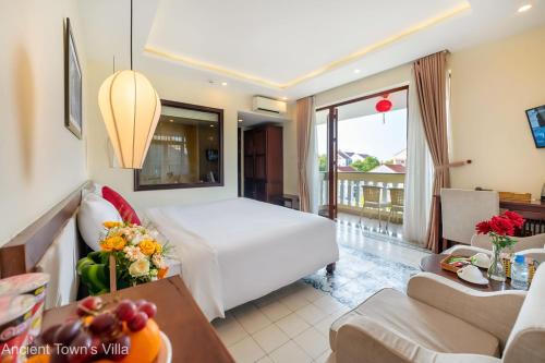 1 dormitorio con 1 cama y sala de estar en Dubai-Loius Residence en Hoi An