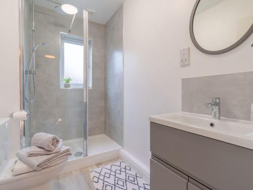 a bathroom with a shower and a sink at Wren Cottage in Stratford-upon-Avon