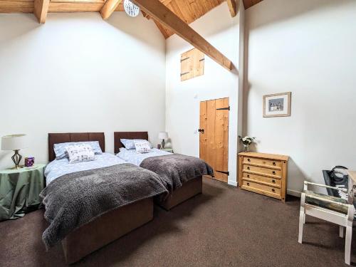 KentisburyにあるVirvale Barnのベッドルーム1室(ベッド1台、テーブル、椅子付)