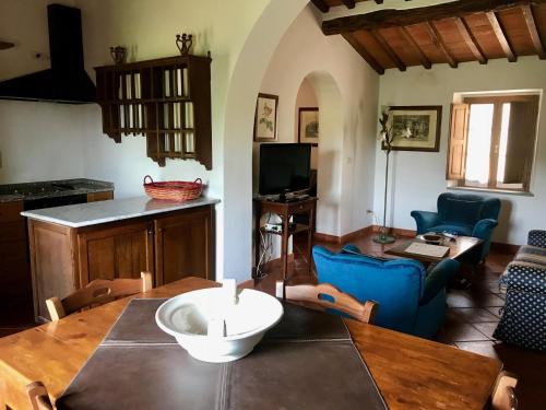a kitchen and living room with a table and chairs at Tenuta Lupinari in Bucine