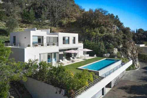 une vue aérienne d'une maison avec piscine dans l'établissement Splendid villa with Overflowing swimming pool, à Nice