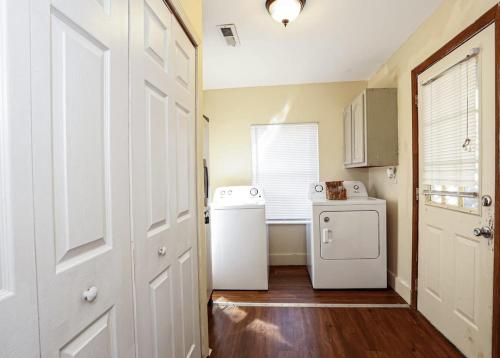 cocina con lavadora y secadora en una habitación en Story book cottage, en Knoxville