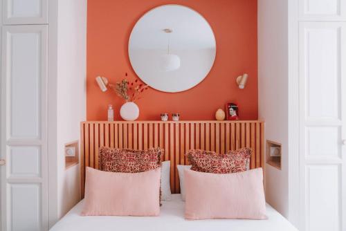 a room with a mirror and two pillows at Apparts' Rennes BnB Solferino -Centre Gare in Rennes