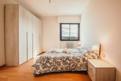 a bedroom with a bed and a window at Appartamento Panorama - Affitti Brevi Italia in Varese