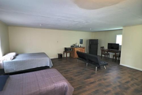 1 dormitorio con cama, sofá y escritorio en A simple and functional space for travelers, en Knoxville