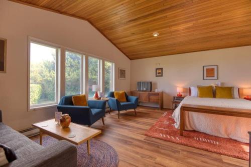 1 dormitorio con 1 cama y sala de estar en #StayinMyDistrict Cape Arago Ocean Studio Suite, en Coos Bay