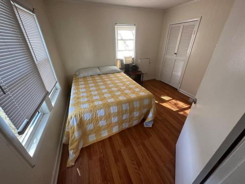 Ένα ή περισσότερα κρεβάτια σε δωμάτιο στο Charming 3-Bed, 1,5 Bath Home - Entire Space Just for You!