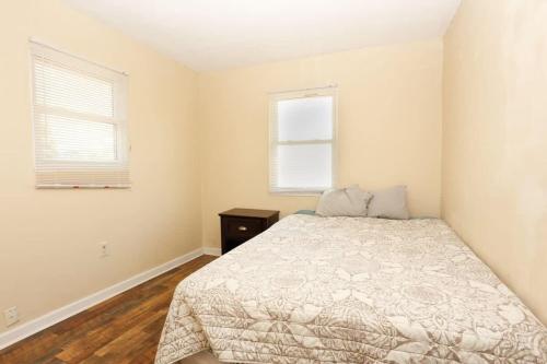 1 dormitorio con 1 cama y 2 ventanas en Best Deal in Knoxville, en Knoxville