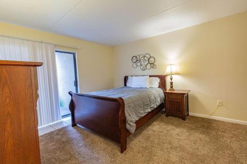 Schlafzimmer mit einem Bett und einem Fenster in der Unterkunft Check it out! 2 BR/ 1 B Apt very close to 1-24 in Chattanooga
