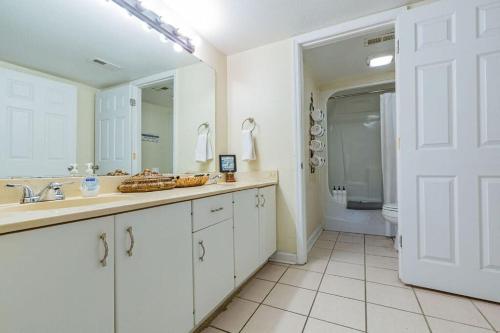 ein Badezimmer mit einem Waschbecken und einem großen Spiegel in der Unterkunft Check it out! 2 BR/ 1 B Apt very close to 1-24 in Chattanooga
