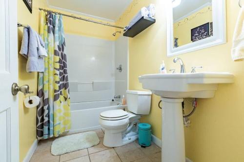 Ένα μπάνιο στο Charming 3-Bedroom Home in Rossville, GA - Family Retreat