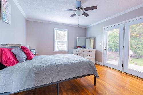Ένα ή περισσότερα κρεβάτια σε δωμάτιο στο Charming 3-Bedroom Home in Rossville, GA - Family Retreat