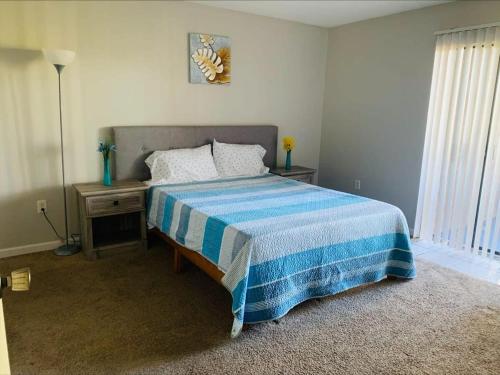 sypialnia z łóżkiem z niebiesko-białym kocem w obiekcie 2 Bed/ 1 Bath efficiency Apartment- Close to Downtown! w mieście Chattanooga
