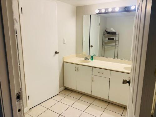 een badkamer met een wastafel en een spiegel bij 2 Bed/ 1 Bath efficiency Apartment- Close to Downtown! in Chattanooga