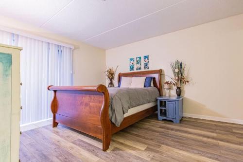 een slaapkamer met een houten bed in een kamer bij Affordable one-bedroom apartment near downtown in Chattanooga