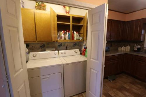 cocina con lavavajillas y lavadora en 3 bed 2 and a half bath sleeps 10 max with fenced in backyard en Hendersonville