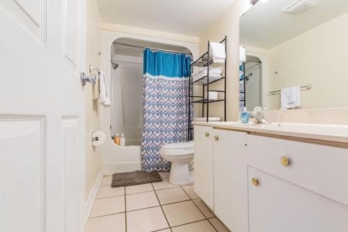 Et badeværelse på 2-bed, 2-bath apartment living experience