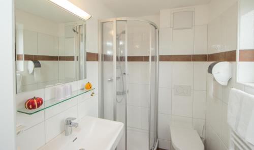 Koupelna v ubytování Hotel Pension Hubertus