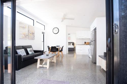 Una cocina o cocineta en Pet Friendly family Home with Pool - Walk to Warana beach