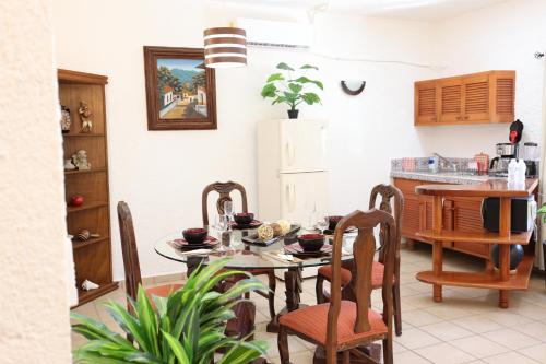 cocina con mesa y sillas en Hotel Bosque Caribe, 5th Av. zone, en Playa del Carmen
