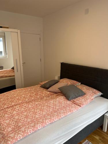 a bedroom with a bed with two pillows on it at Mirabela Apartman Sokobanja in Soko Banja