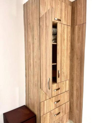 d'une armoire en bois avec des portes d'entrée. dans l'établissement Apartamento Zainos Villavicencio, à Villavicencio