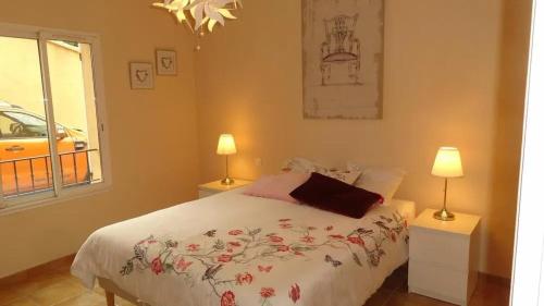 Ένα ή περισσότερα κρεβάτια σε δωμάτιο στο Villa spacieuse à Cavaillon avec piscine privée