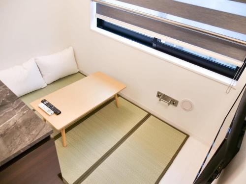 Camera piccola con tavolo e telecomando di 2023 Open Shinjuku Okubo 5min 2 JR Premium Capsule a Tokyo