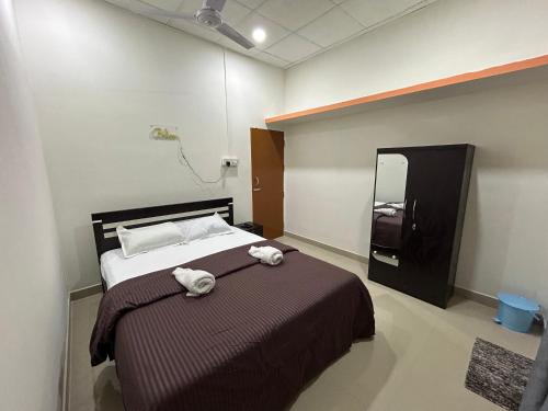 um quarto com uma cama com duas toalhas em Travrest Homes em Guwahati