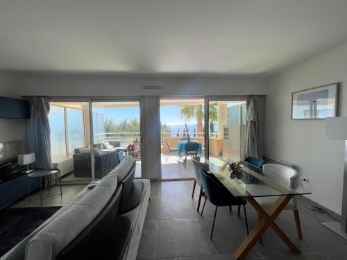 un salon avec un canapé et une table dans l'établissement Appartement 2 pièces vue mer proche Monaco, à Cap d'Ail